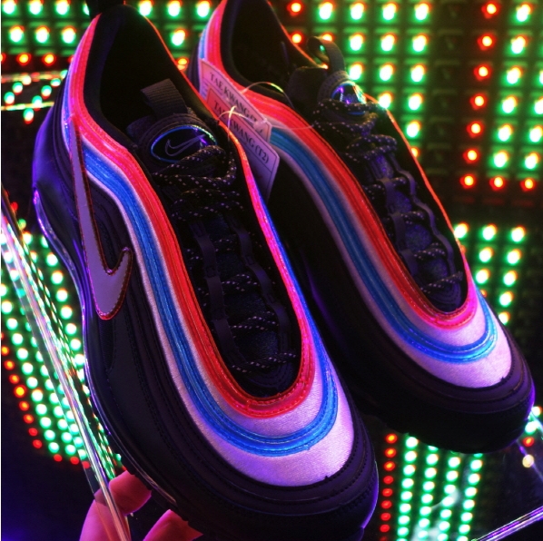 얼만큼 예쁘길래...나이키 ‘에어맥스97’ 네온서울, 반짝이는 비주얼