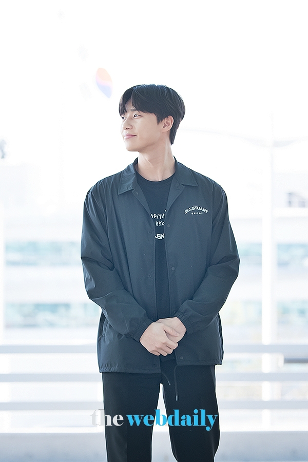 박서준, 인천국제공항 출국 현장