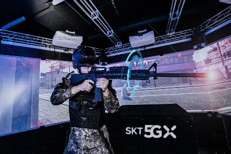 육사 생도가 VR 기반 정밀사격훈련 시뮬레이터로 전시 상황 사격훈련을 받고 있다. 사진=SK텔레콤