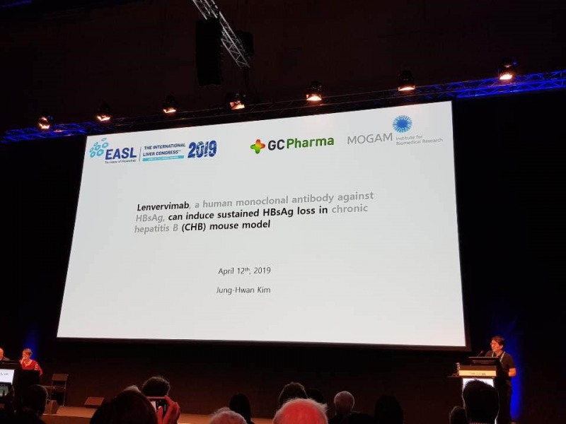 김정환 목암생명과학연구소 수석연구원이 지난 12일(현지시간) 오스트리아 빈에서 열린 유럽간학회(EASL) 국제학술대회(The International Liver Congress, ILC 2019)에서 B형 간염 면역글로불린 ‘GC1102(헤파빅-진)’의 만성 B형 간염 치료에 대한 전임상 연구 결과를 발표하고 있다.(사진=GC녹십자)  