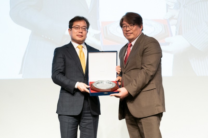 배하석 이대목동병원 재활의학과 교수가 문화체육관광부 장관 표창을 받은 후 강정원 문화체육관광부 체육국장과 기념 촬영을 하고 있다. (사진=이대목동병원)