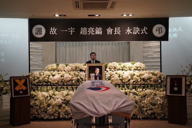 서용원 (주)한진 사장이 지난 45년 동안 수송 거목으로 큰 자취를 남긴 조양호 회장의 약력을 소개하고 있는 모습.(사진=한진그룹)