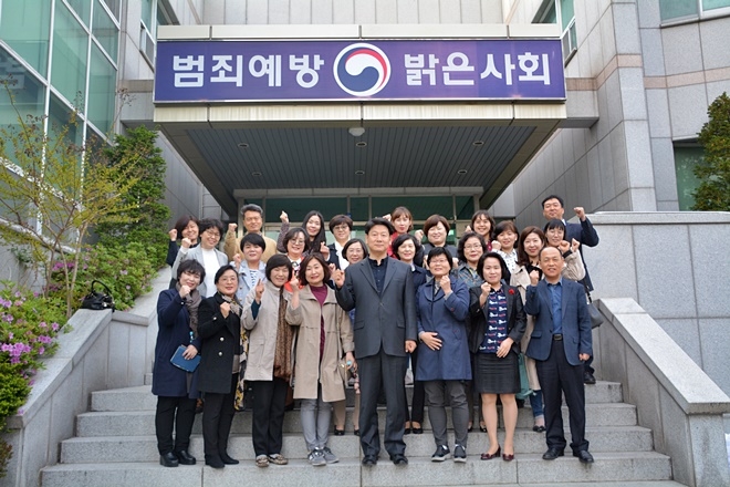 '보호관찰 청소년 심리·상담분과 발대식'을 갖고 권을식 소장과 함께 기념촬영.(사진제공=울산준법지원센터)