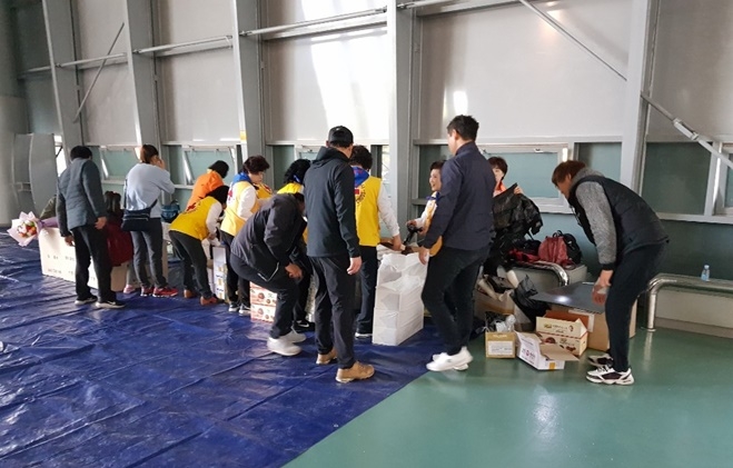 사회봉사대상자들이 장애인의 날 준비행사를 돕고 있다.(사진제공=부산동부준법지원센터)