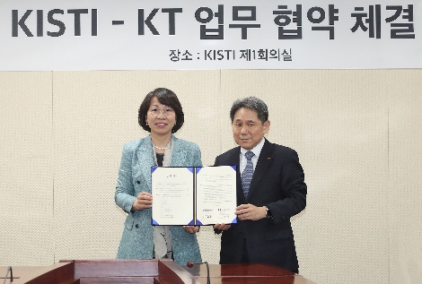 18일 서울시 동대문구 KISTI 서울분원에서 열린 협약식에서 KT 마케팅부문장 이필재(오른쪽) 부사장, KISTI 최희윤 원장이 기념사진을 찍고 있다. 사진=KT