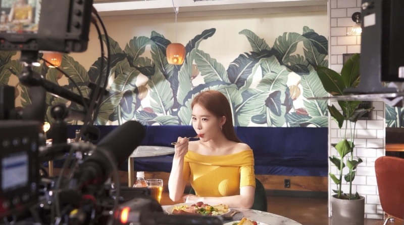 코카-콜라사 ‘신체건강 W’, 건강미녀 유인나의 TV 광고 비하인드 컷 공개