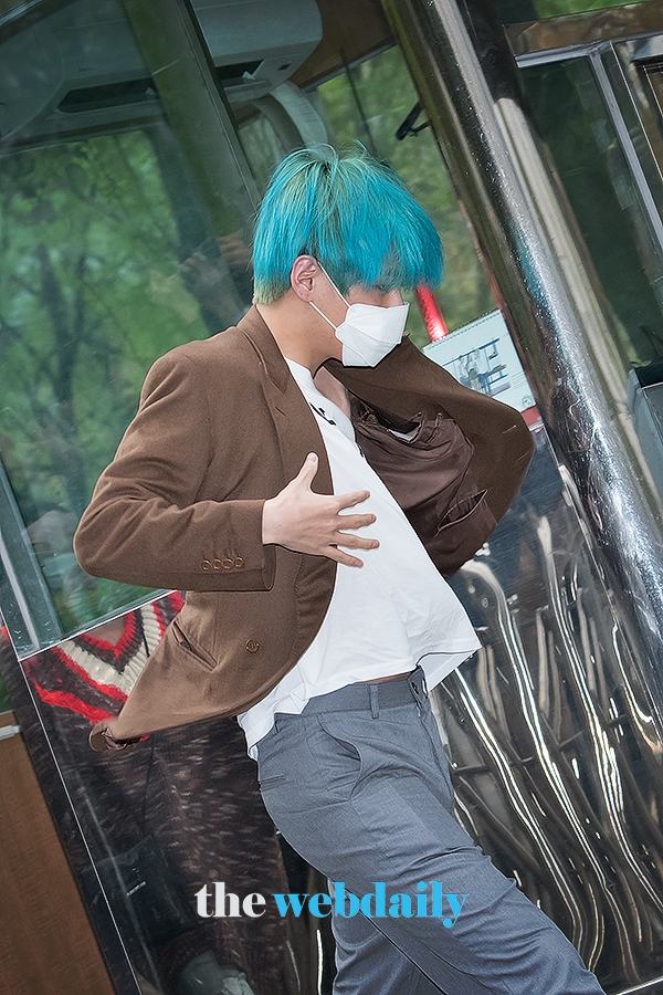 방탄소년단(BTS) 뷔, KBS 2TV 음악방송 '뮤직뱅크' 출근길