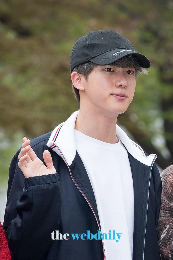 방탄소년단(BTS) 진, KBS 2TV 음악방송 '뮤직뱅크' 출근길