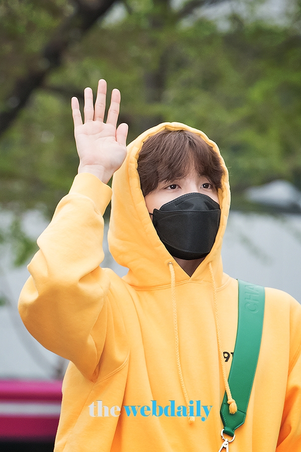 방탄소년단(BTS) 제이홉, KBS 2TV 음악방송 '뮤직뱅크' 출근길