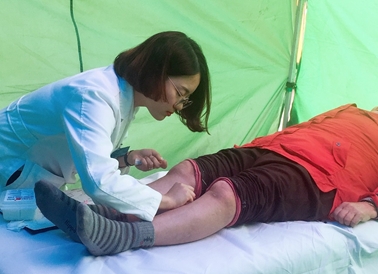 청주자생한방병원 의료진이 진료소를 찾은 환자에게 침 치료를 실시하고 있다. (사진=자생한방병원)