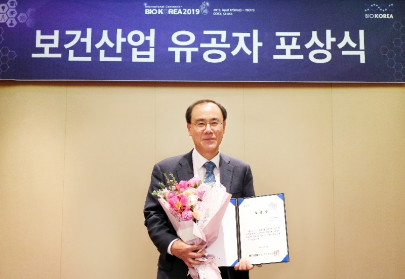 사진=한국보건산업진흥원장으로부터 표창을 수여 받은 한국팜비오 허섭 사장