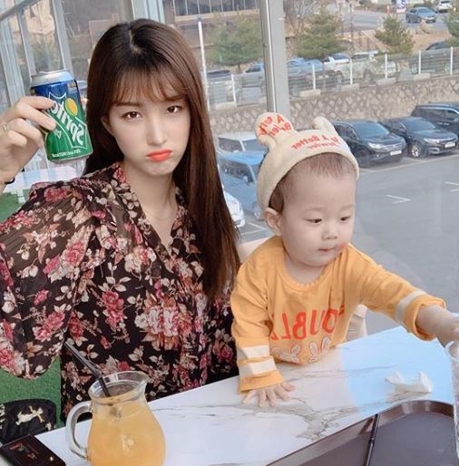 율희의 새하얀 피부와 더불어 화사한 옷 또한 주목받고 있다 / 사진출처 : instagram