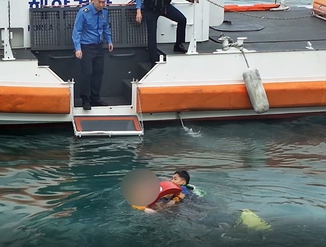 익수자를 구조하고 있다.(사진제공=부산해양경찰서)