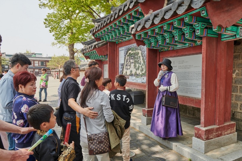 행사에 참석한 쌍용자동차 조합원 가족들이 그룹별로 나뉘어 전문 해설사와 함께 전주한옥마을 곳곳을 둘러보고 있다.(사진=쌍용자동차)