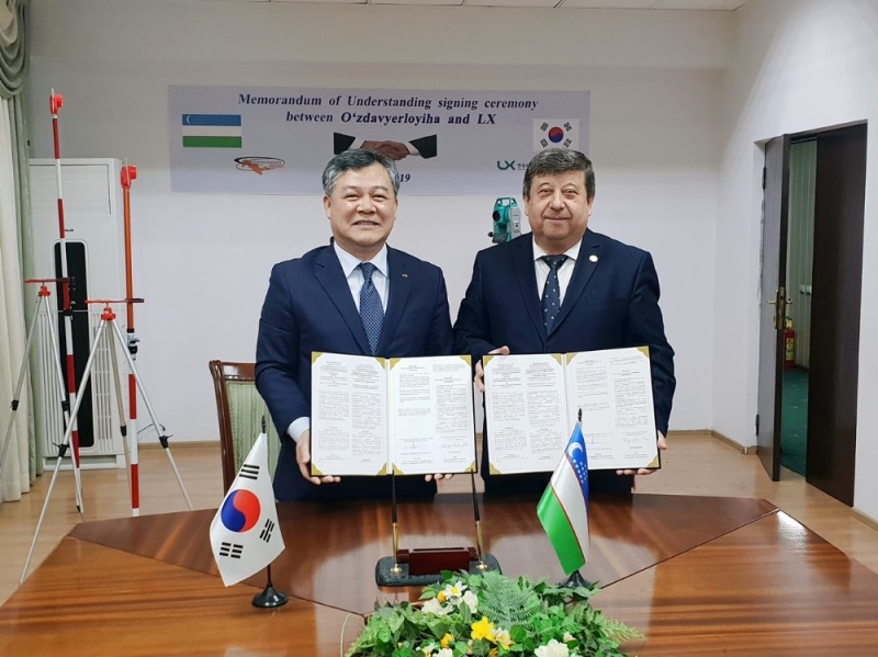 . LX최창학 사장(좌)과 우즈베키스탄 토지관리위원회의 압둘라예프 위원장(우)가 MOU체결과 측량장비 기증식 이후 기념촬영을 하고 있다.(사진=LX)