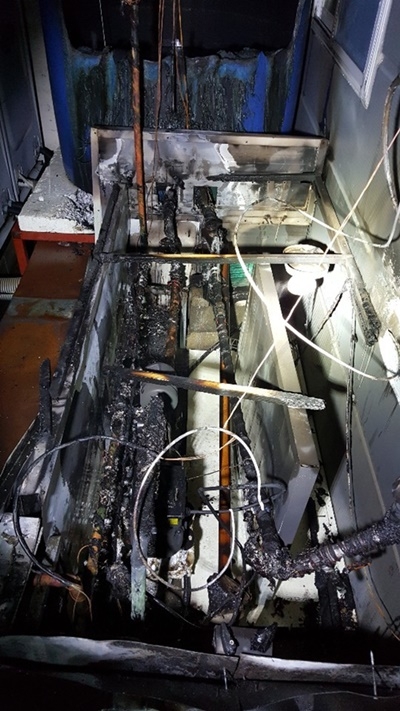 부산 기장군 요양병원 4층 옥상 모터가압실에 불이나 모터 등 소훼.(사진제공=부산경찰청)