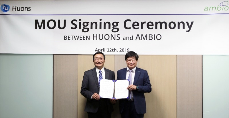▲ 지난 22일 휴온스 판교 본사에서 휴온스 엄기안 대표(사진 우측)와 앰비오 크리스 바이 대표(사진 좌측)가 MOU를 체결했다. (사진=휴온스)