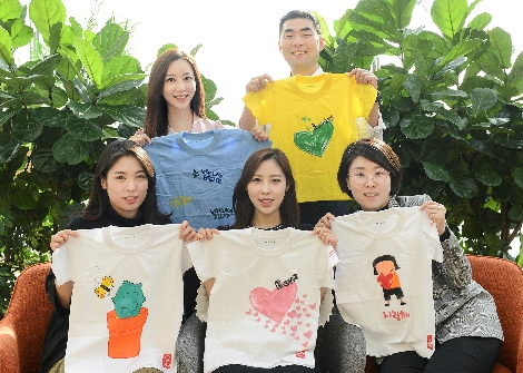 KB증권 임직원들이 티셔츠를 들고 기념사진을 촬영하고 있다. 사진=KB증권