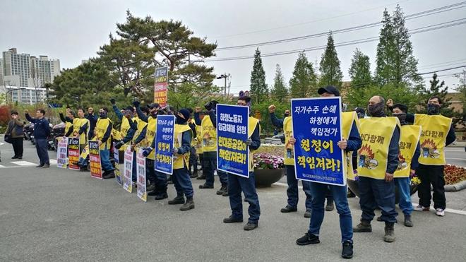 현대중공업갑질대책위가 원청의 책임을 촉구하는 피켓시위를 벌이고 있다. (사진제공=민주노총울산본부)