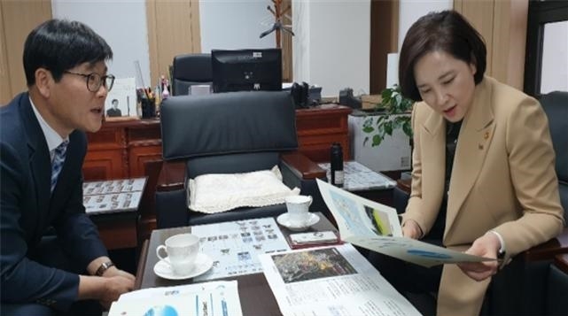 변광용 거제시장이 지난 3월 20일 유은혜 장관을 만나 상동지역 초등학교 설립의 시급성을 설명하고 있다.(사진제공=거제시)