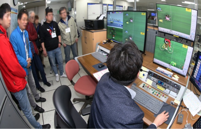 경륜 심판이 착순판정 카메라를 보며 일일 명예심판들에게 설명하고 있다.(사진=국민체육진흥공단)