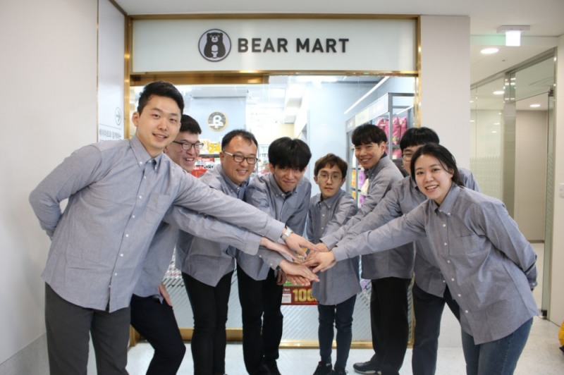 사진=대웅제약은 23일 삼성동 본사 지하1층에 발달장애인 고용과 직원복지를 동시에 달성하는 사내매점 ‘베어마트’를 설립했다. 베어마트에는 총 12명의 발달장애인과 2명의 발달장애 직무전문가가 함께 일을 한다.