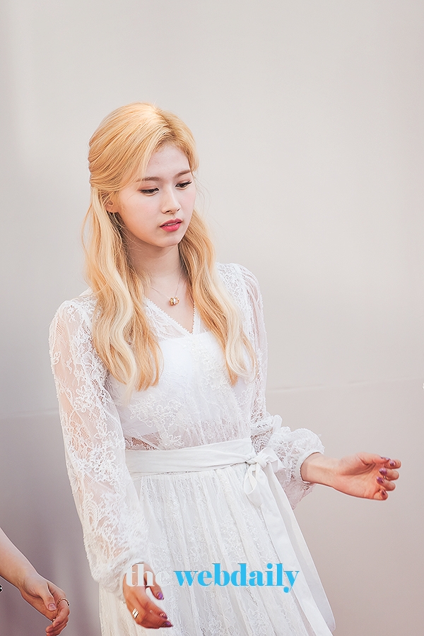 TWICE(트와이스) 사나 , U+5G 더팩트 뮤직 어워즈 레드카펫 행사