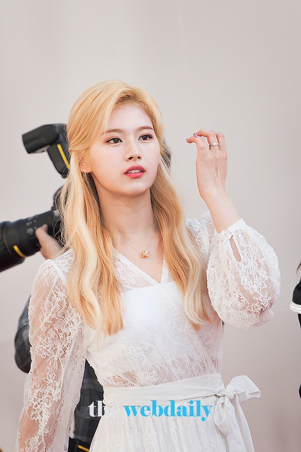 TWICE(트와이스) 사나 , U+5G 더팩트 뮤직 어워즈 레드카펫 행사