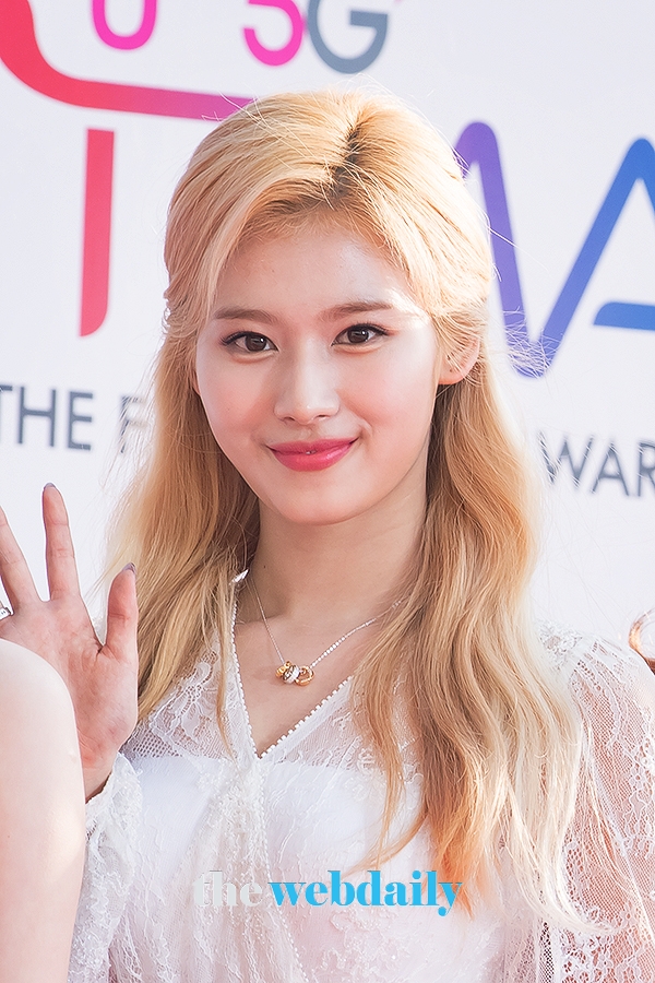 TWICE(트와이스) 사나, U+5G 더팩트 뮤직 어워즈 레드카펫 행사