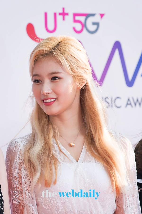 TWICE(트와이스) 사나 , U+5G 더팩트 뮤직 어워즈 레드카펫 행사