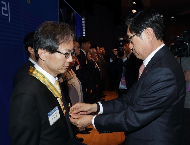 박상기 법무부 장관(오른쪽)이 25일 서울 종로구 정부서울청사에서 열린 ‘제56회 법의 날’ 기념식에서 윤세리 변호사(왼쪽)에게 국민훈장 모란장을 전수하고 있다.