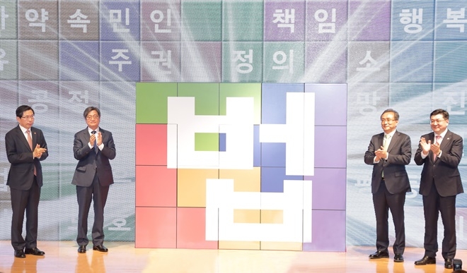 박상기 법무부 장관(왼쪽 첫번째)이 25일 서울 종로구 정부서울청사에서 열린 ‘제56회 법의 날’ 기념식에서 국민희망 테트리스 퍼포먼스에 참가하고 있다 .(사진제공=법무부)