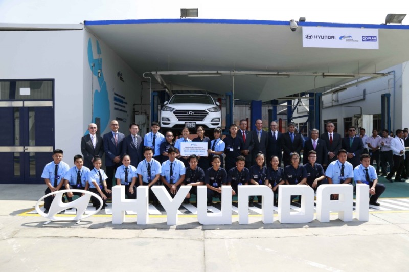 (뒷줄 왼쪽 두 번째부터)라민 샤흐마니 플랜 페루 대표, 박철연 현대차 중남미권역본부 판매실장, (뒷줄 오른쪽 여섯 번째부터)클라우디오 오르티즈 페루 현대차 대리점 대표, 구스타보 알바 구스타브손 세나티 대표 등이 세나티 학생과 함께 현대드림센터 6호 개관식에서 기념촬영하고 있다.(사진=현대자동차)