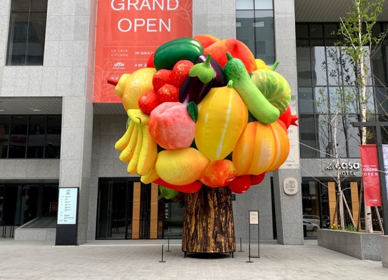 라이프스타일 디자인 호텔 ‘라까사호텔 광명(lacasa Hotel Gwangmyeong)’이 호텔 건물 1층에 세계적인 설치미술가 최정화의 새로운 작품인 ‘과일나무’를 전시했다.(사진=에머슨 케이 파트너스)