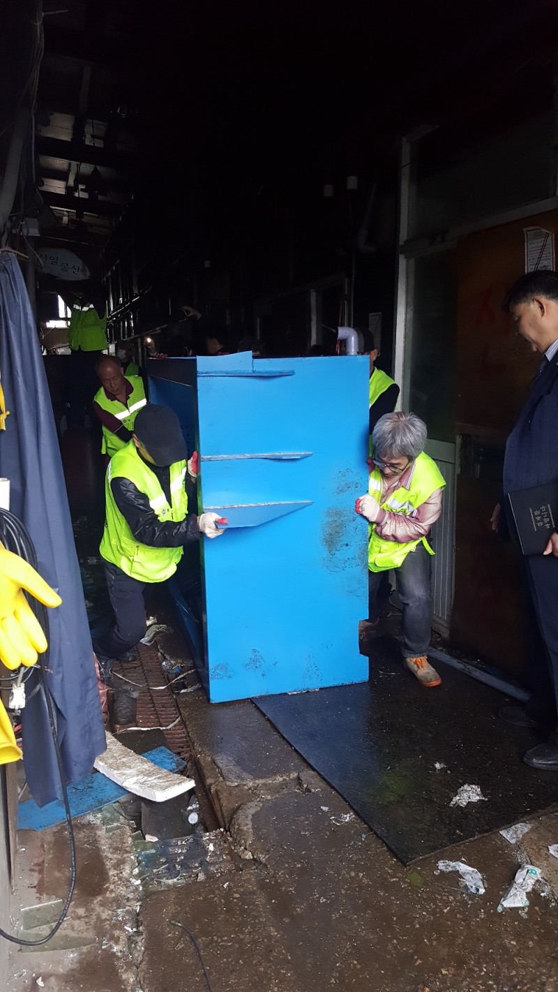 25일 서울중앙지방법원 집행관들이 노량진 구수산시장에서 강제집행을 실시해 위험시설물 1곳에 대한 명도에 성공했다. (사진=수협중앙회)