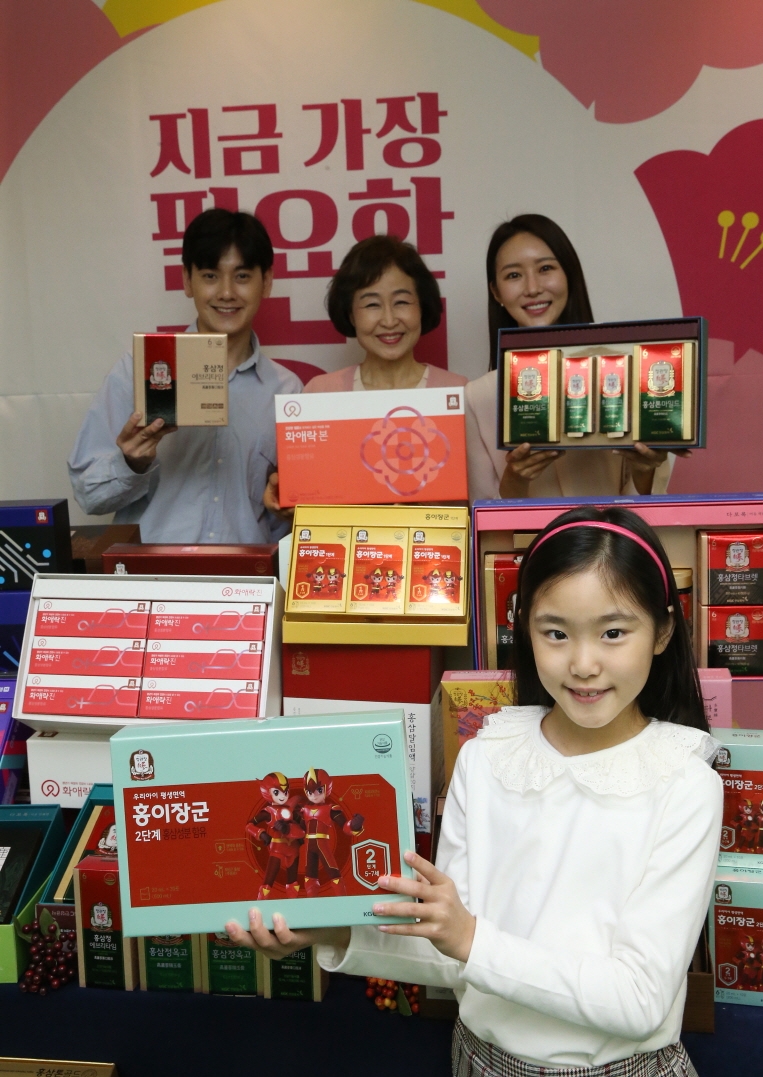 지금 가장 필요한 힘, 정관장 캠페인 행사에서 모델들이 홍삼 선물을 들고 있다. (사진=KGC인삼공사)