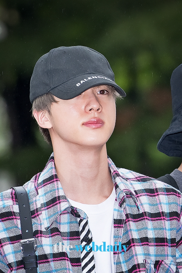 방탄소년단(BTS) 진, KBS 2TV 음악방송 '뮤직뱅크' 출근길