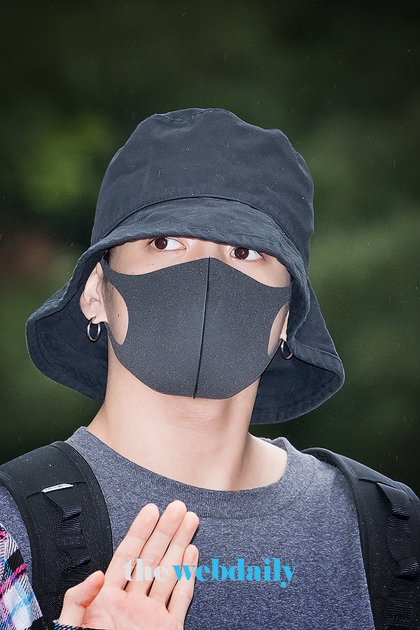 방탄소년단(BTS) 정국, KBS 2TV 음악방송 '뮤직뱅크' 출근길