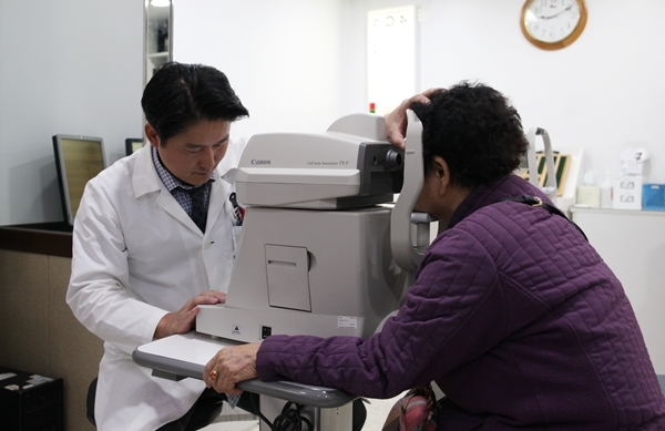 사진=가톨릭대 인천성모병원 의료진이 안압검사를 시행하고 있다.