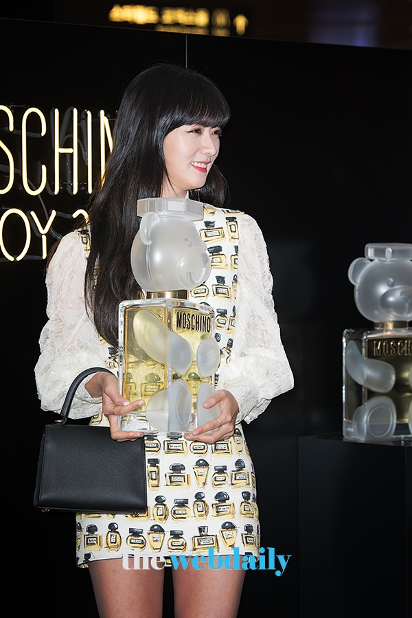 에이핑크 윤보미, 'TOY2' 출시 기념 포토월 행사 현장