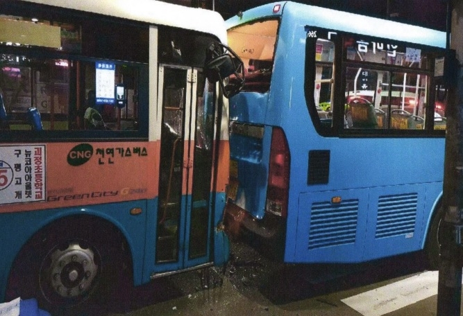 마을버스가 급정차 시내버스를 뒤에서 추돌.(사진제공=부산경찰청)