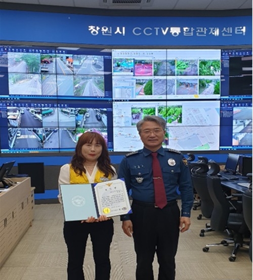 김상구 서장이 표창장을 수여하고 관제요원과 기념촬영.(사진제공=창원서부경찰서)