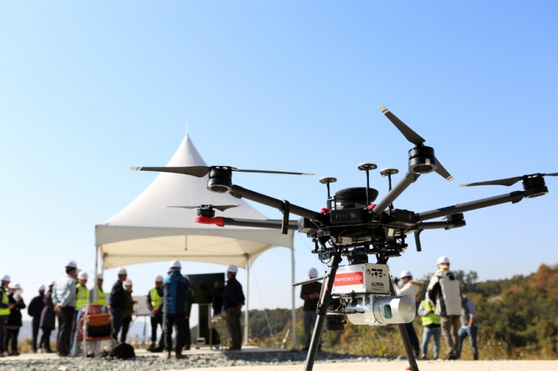 측량용 레이저스캐너 장착한 드론.(사진=현대건설)