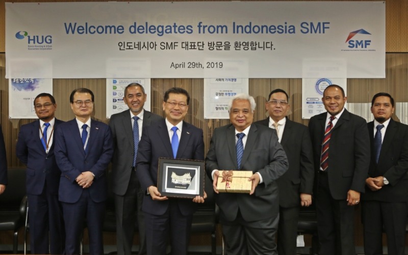 HUG(좌측 4번째, 이재광 HUG 사장)와 SMF(우측 4번째, 이스칸다르 살레 SMF 위원장)가 방문 기념촬영을 하고 있다.(사진=HUG)