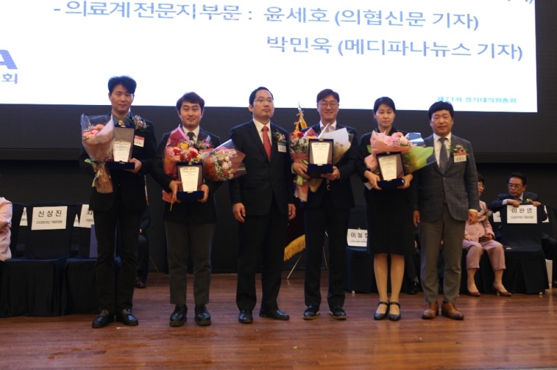 왼쪽부터 윤세호 의협신문 기자, 박민욱 메디파나뉴스 기자, 최대집 대한의사협회 회장, 오준엽 국민일보 쿠키뉴스 기자, 남주현 SBS 기자, 장평주 GC(녹십자홀딩스) 전무. (사진=GC녹십자)