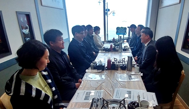 법무보호사업 활성화를 위해 영덕준법지원센터와 간담회를 갖고 있다.(사진제공-한국법무보호복지공단경북지부)