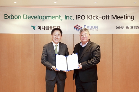 이진국 하나금융투자 대표이사(왼쪽)와 정재경 엑스본 대표이사(오른쪽)이 킥오프 미팅 기념촬영을 하고 있다. 사진=하나금융투자