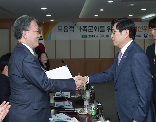 박상기 법무부 장관(오른쪽)이 30일 정부과천청사 법무부에서 열린 「포용적 가족문화를 위한 법제개선위원회」에서 윤진수 위원장에게 위촉장을 수여하고 있다.