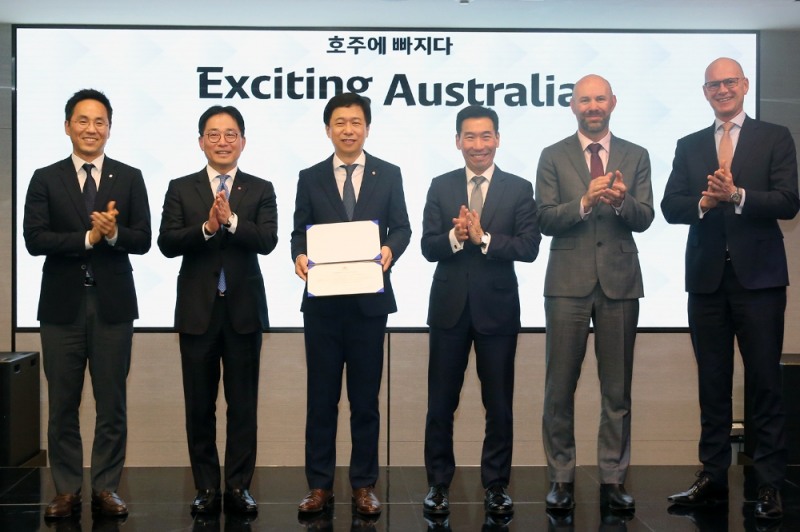 30일 롯데면세점이 호주 관광 활성화를 위한 일련의 활동에 대한 노력을 인정받아 주한 호주대사관으로부터 감사장을 전달 받았다. 왼쪽부터 김정현 롯데면세점 마케팅부문장, 박성훈 롯데면세점 명동본점 점장, 이갑 롯데면세점 대표이사, 제임스 최 주한 호주대사, 앤드류 호그 호주 정부 관광청 동북아 최고책임 국장, 로드니 커머포드 호주 무역투자대표부 대표 (사진=롯데면세점)