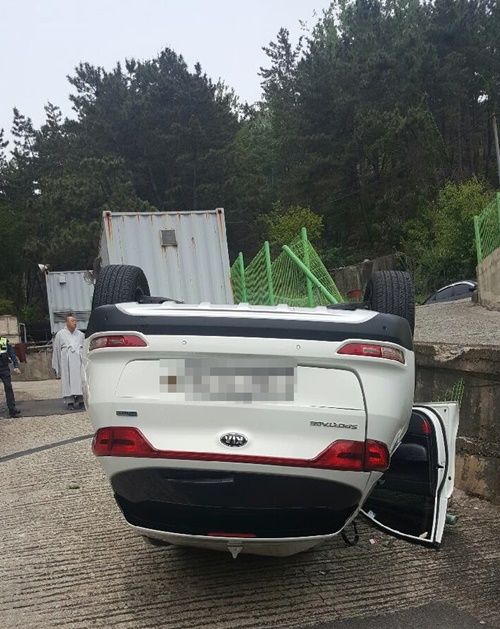 차량전복사고.(사진제공=부산경찰청)